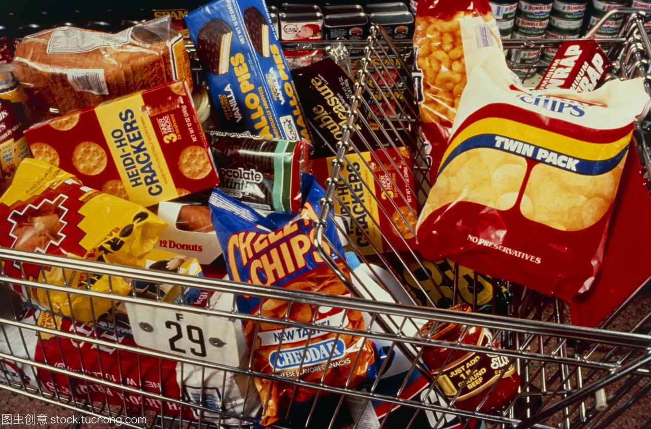 在超市购物车中,垃圾食品包装袋垃圾食品是一包薯片,饼干和巧克力垃圾食品通常含有高脂肪,盐和糖,通常是维生素和复杂的有机化合物,被认为有助于预防癌症